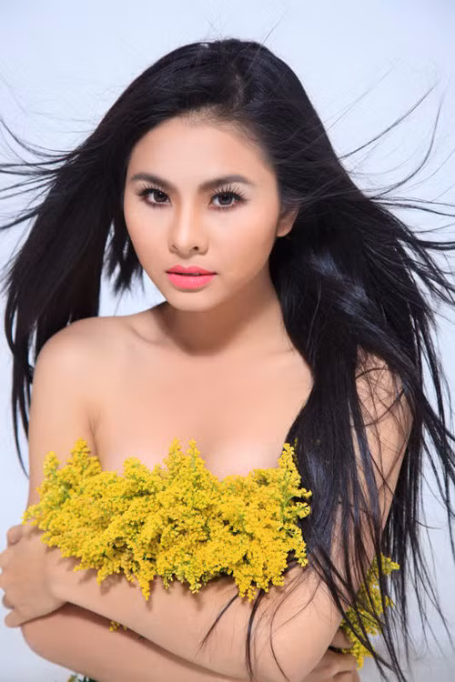 Vân Trang giành được giải Mai Vàng 2011 dành cho Nữ diễn viên phim truyền hình được yêu thích nhất.Sau giải Mai Vàng, cô cũng lọt vào top 5 ứng cử viên sáng giá để tranh giải Nữ diễn viên chính được yêu thích nhất trong khuôn khổ giải thưởng HTV. Ngoài ra cô còn là một trong hai đại diện tham dự cuộc thi Duyên dáng truyền hình Asean 2011. Vân Trang giành được giải Mai Vàng 2011 dành cho Nữ diễn viên phim truyền hình được yêu thích nhất.Sau giải Mai Vàng, cô cũng lọt vào top 5 ứng cử viên sáng giá để tranh giải Nữ diễn viên chính được yêu thích nhất trong khuôn khổ giải thưởng HTV. Ngoài ra cô còn là một trong hai đại diện tham dự cuộc thi Duyên dáng truyền hình Asean 2011.