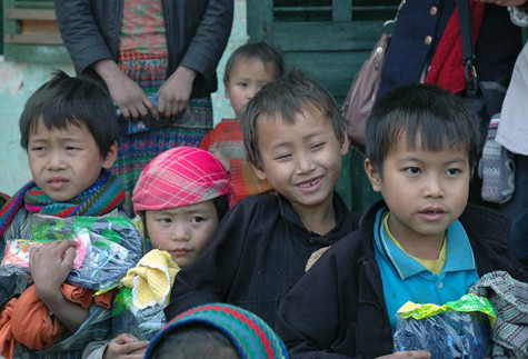 Những đứa trẻ Pả Vi phải vượt hai, ba quả đồi để đến lớp Những đứa trẻ Pả Vi phải vượt hai, ba quả đồi để đến lớp