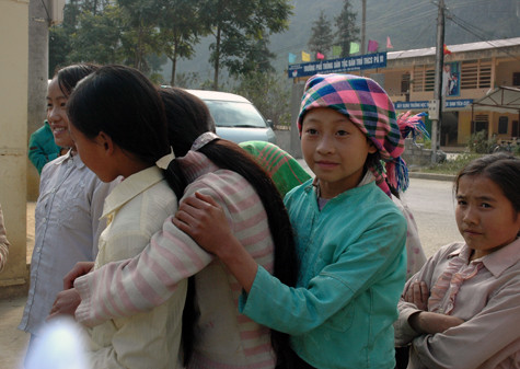 Và Thị Tâm (áo xanh) lớp 8 nhỏ bé như một đứa trẻ lên 10 ở thành phố Và Thị Tâm (áo xanh) lớp 8 nhỏ bé như một đứa trẻ lên 10 ở thành phố