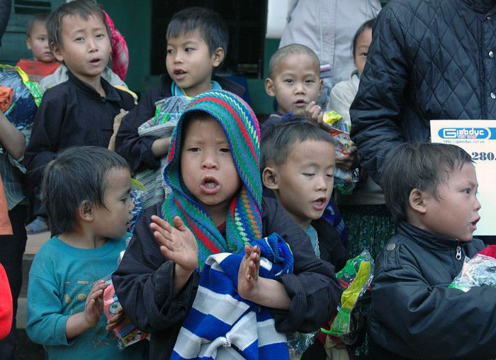 Dù không đủ áo ấm nhưng các em vẫn hồn nhiên vượt qua cái giá lạnh của mùa đông Dù không đủ áo ấm nhưng các em vẫn hồn nhiên vượt qua cái giá lạnh của mùa đông