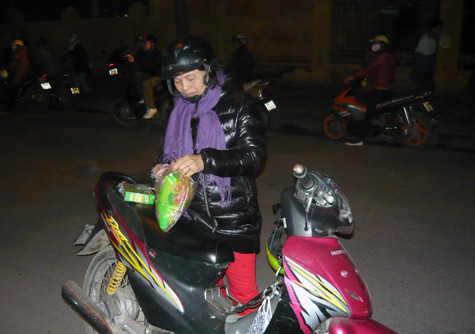 Bánh mì, sữa tươi, phụ huynh chờ tiếp tế cho con Bánh mì, sữa tươi, phụ huynh chờ tiếp tế cho con