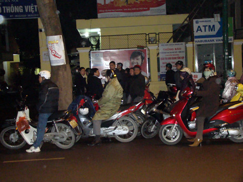 Đổi giờ học tạo ra gánh lo cho nhiều bậc phụ huynh trong việc đưa đón con cái Đổi giờ học tạo ra gánh lo cho nhiều bậc phụ huynh trong việc đưa đón con cái