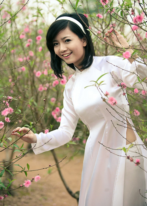 Dịu dàng trong áo dài, Hồng Anh "tỏ tình" cùng đào Nhật Tân Dịu dàng trong áo dài, Hồng Anh "tỏ tình" cùng đào Nhật Tân