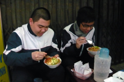 Mỗi ngày các em phải tốn đến 20.000 đồng cho các quán ăn vỉa hè