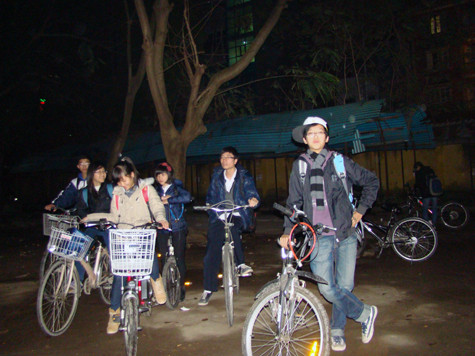 Nhà xe không hề có điện khiến học sinh lấy xe khó khăn, dễ xảy ra lộn xộn nhầm lẫn, mất cắp Nhà xe không hề có điện khiến học sinh lấy xe khó khăn, dễ xảy ra lộn xộn nhầm lẫn, mất cắp