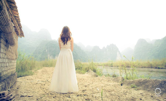 Phút trầm tư của người đẹp với non nước Ninh Bình Phút trầm tư của người đẹp với non nước Ninh Bình