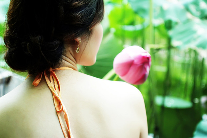 Trắng mịn ngọc ngà đẹp tựa đóa hoa Trắng mịn ngọc ngà đẹp tựa đóa hoa