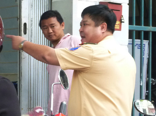 Người phụ nữ không chút e dè, chống nạnh lời qua tiếng lại với cán bộ CSGT tên Minh Người phụ nữ không chút e dè, chống nạnh lời qua tiếng lại với cán bộ CSGT tên Minh