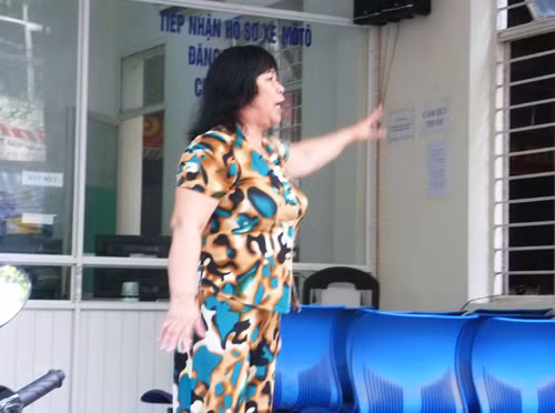 Bà quay ra ngoài, lớn tiếng tố giác về việc bà bị một người khác đưa gấp ba số tiền cho cán bộ CSGT quận Hải Châu để lấy mất biển số "đẹp" mà bà vừa bốc được, còn bà phải nhận biển số xe... "tử"!