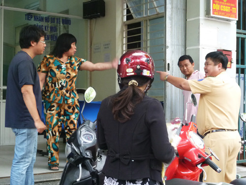 Thế là cuộc "khẩu chiến" diễn ra trước sự chứng kiến của những người đến Đội CSGT quận Hải Châu làm thủ tục đăng ký biển số xe máy Thế là cuộc "khẩu chiến" diễn ra trước sự chứng kiến của những người đến Đội CSGT quận Hải Châu làm thủ tục đăng ký biển số xe máy