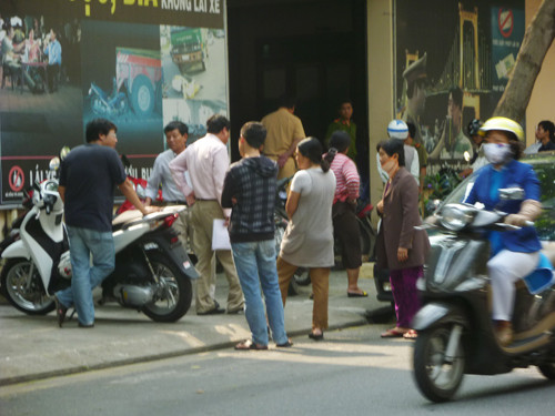 Người phụ nữ không chút e dè, chống nạnh lời qua tiếng lại với cán bộ CSGT tên Minh Người phụ nữ không chút e dè, chống nạnh lời qua tiếng lại với cán bộ CSGT tên Minh