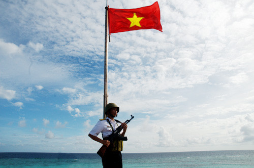 Độc lập chủ quyền và toàn vẹn lãnh thổ của Tổ quốc là tài sản lớn nhất, quý giá và quan trọng nhất của cả dân tộc - Ảnh: Chiến sĩ canh gác trên đảo Len Đao (quần đảo Trường Sa) - Ảnh: D.Đ.Minh