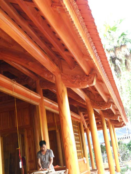 Những vì kèo được chạm trổ công phu Những vì kèo được chạm trổ công phu