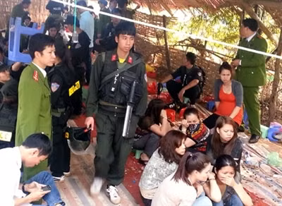 Các đối tượng bị công an bắt giữ.