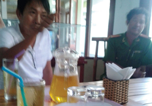 Nhà hàng Cát Vàng từ chối bán hàng lưu niệm cho người Việt. Nhà hàng Cát Vàng từ chối bán hàng lưu niệm cho người Việt.