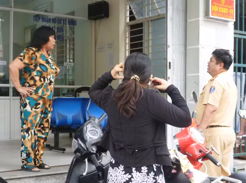 Nhiều người dân qua lại trên đường Yên Bái sáng 22/3 chứng kiến vụ việc.