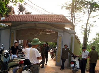 Cơ quan công an khám nhà Tú "trố". Cơ quan công an khám nhà Tú "trố".