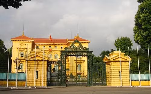 Phủ Chủ tịch trên đường Hùng Vương tại Hà Nội.