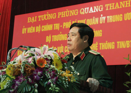 Đồng chí Bộ trưởng Bộ Quốc phòng nói chuyện với cán bộ, nhân viên Cục CNTT. Đồng chí Bộ trưởng Bộ Quốc phòng nói chuyện với cán bộ, nhân viên Cục CNTT.