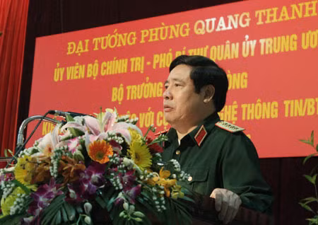 Đồng chí Bộ trưởng Bộ Quốc phòng nói chuyện với cán bộ, nhân viên Cục CNTT.