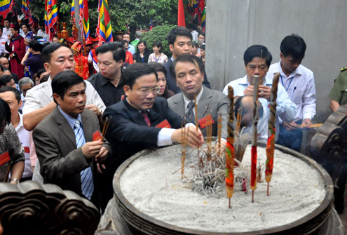 Sau đó, các đại biểu làm lễ dâng hương. Sau đó, các đại biểu làm lễ dâng hương.