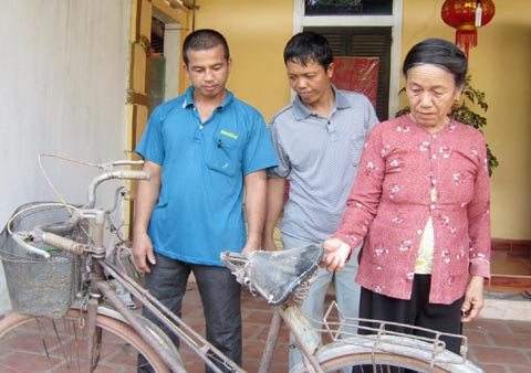 Bà Hồ Thị Khuyên và 2 con trai bên chiếc xe đạp- kỷ vật của liệt sỹ Nguyễn Tất Nam (ảnh Công Kiên) Bà Hồ Thị Khuyên và 2 con trai bên chiếc xe đạp- kỷ vật của liệt sỹ Nguyễn Tất Nam (ảnh Công Kiên)