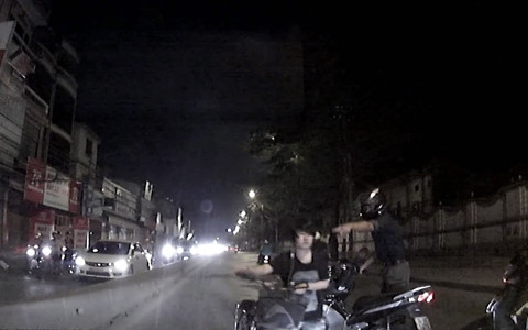 Thiếu nữ tỉnh bơ dắt xe bỏ đi sau khi gây tai nạn cho hai người. Ảnh: Vision Thiếu nữ tỉnh bơ dắt xe bỏ đi sau khi gây tai nạn cho hai người. Ảnh: Vision