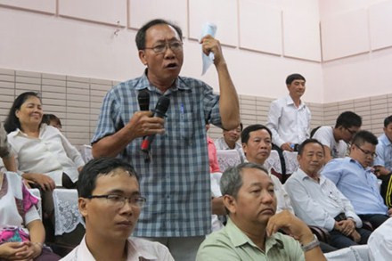 Cử tri Q.4 trình bày ý kiến với Chủ tịch Nước Trương Tấn Sang. Cử tri Q.4 trình bày ý kiến với Chủ tịch Nước Trương Tấn Sang.