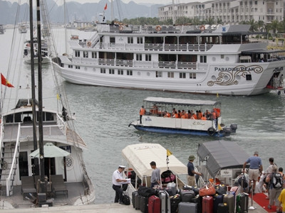 Cảng tàu Quốc tế Tuần Châu tấp nập du khách. Ảnh: Trung Hiền. Cảng tàu Quốc tế Tuần Châu tấp nập du khách. Ảnh: Trung Hiền.