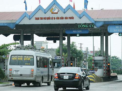Dù đã nộp phí bảo trì đường bộ người dân vẫn phải tiếp tục nộp phí qua trạm trên QL1 tổng cộng hàng ngàn tỉ đồng mỗi năm - Ảnh: Lê Văn Thọ Dù đã nộp phí bảo trì đường bộ người dân vẫn phải tiếp tục nộp phí qua trạm trên QL1 tổng cộng hàng ngàn tỉ đồng mỗi năm - Ảnh: Lê Văn Thọ