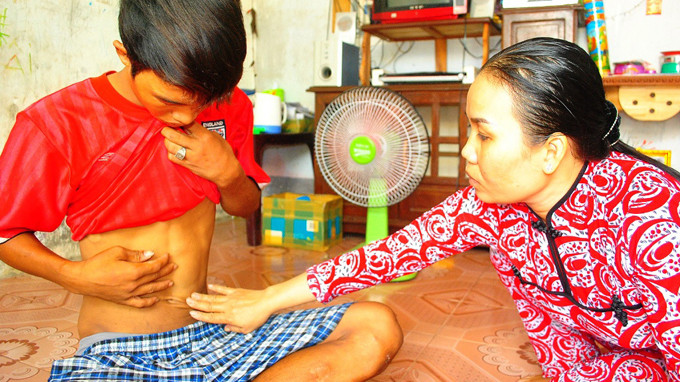 Mẹ của Hào Anh chỉ nơi Hào Anh than bị đau mà theo lời Hào Anh là bị Công an P.8 đánh - Ảnh: Đông Triều Mẹ của Hào Anh chỉ nơi Hào Anh than bị đau mà theo lời Hào Anh là bị Công an P.8 đánh - Ảnh: Đông Triều