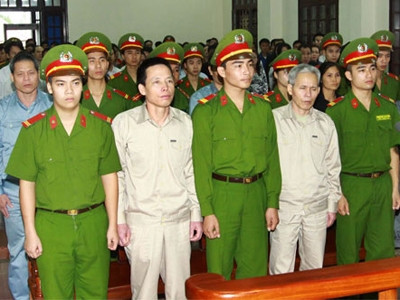 Ông Đoàn Văn Vươn trước vành móng ngựa trong phiên xét hỏi ngày 3/4. (Ảnh: Doãn Tấn/TTXVN) Ông Đoàn Văn Vươn trước vành móng ngựa trong phiên xét hỏi ngày 3/4. (Ảnh: Doãn Tấn/TTXVN)