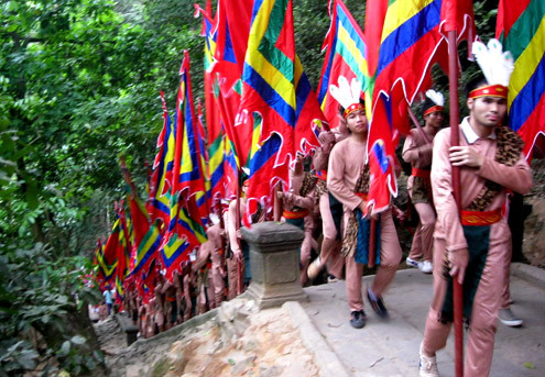 100 thanh niên tượng trưng cho 100 con lạc cháu Hồng tay giương cao cờ Hội. 100 thanh niên tượng trưng cho 100 con lạc cháu Hồng tay giương cao cờ Hội.