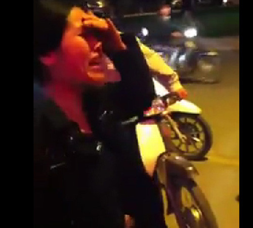 Người phụ nữ bị "vạ lây" tỏ ra vô cùng bức xúc. Người phụ nữ bị "vạ lây" tỏ ra vô cùng bức xúc.