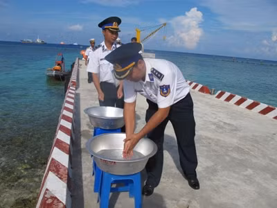 Mỗi khi có khách đến, đảo bao giờ cũng để hai chậu nước ngọt tại cầu cảng để khách rửa mặt, tay thể hiện lòng hiếu khách.