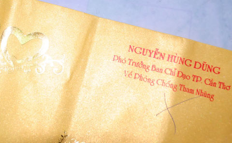 Chức danh của ông Dũng trên thiệp mời cưới con trai. Ảnh: Thiên Phước (vnexpress). Chức danh của ông Dũng trên thiệp mời cưới con trai. Ảnh: Thiên Phước (vnexpress).