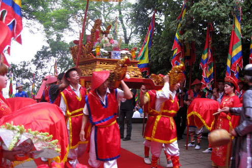 Đoàn rước kiệu, hương hoa, lễ vật dâng vua. Đoàn rước kiệu, hương hoa, lễ vật dâng vua.