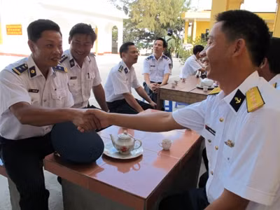 Trung tá Cường còn bất ngờ hơn khi sau 23 năm gặp lại bạn học cũ- Thượng úy Trần Văn Luyến, cán bộ trên đảo Sinh Tồn Đông. Mặc dù ở hai lực lượng khác nhau nhưng hai anh đều rất vui khi chung nhiệm vụ canh giữ, bảo vệ chủ quyền biển đảo.