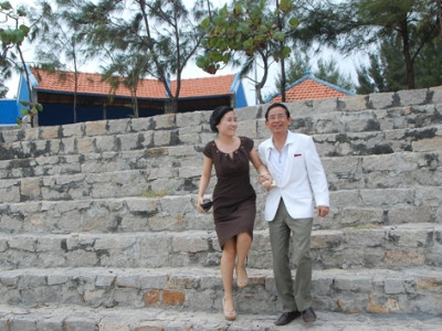 Những lúc rảnh, đại gia Lê Ân đưa vợ dạo một lúc bên bể. Và hình như mọi sóng gió cuộc đời đã lui lại phía sau họ?. Những lúc rảnh, đại gia Lê Ân đưa vợ dạo một lúc bên bể. Và hình như mọi sóng gió cuộc đời đã lui lại phía sau họ?.
