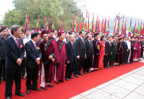 30 phút sau, đoàn rước lên đến điện Kính Thiên trên đỉnh núi Nghĩa Lĩnh. Lễ dâng hương tưởng niệm các vua Hùng bắt đầu, với sự tham dự của Phó thủ tướng Nguyễn Xuân Phúc cùng lãnh đạo các bộ, ngành. 30 phút sau, đoàn rước lên đến điện Kính Thiên trên đỉnh núi Nghĩa Lĩnh. Lễ dâng hương tưởng niệm các vua Hùng bắt đầu, với sự tham dự của Phó thủ tướng Nguyễn Xuân Phúc cùng lãnh đạo các bộ, ngành.