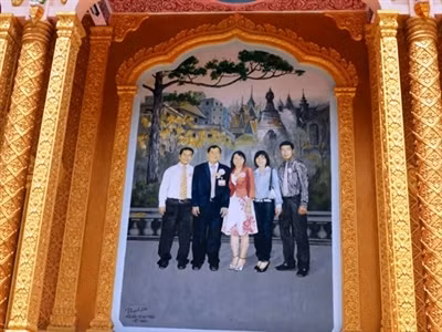 Hình ảnh gia đình ông Trầm Bê thượng ngay chánh điện chùa Phnô-đung. Ảnh: Sơn Lâm.