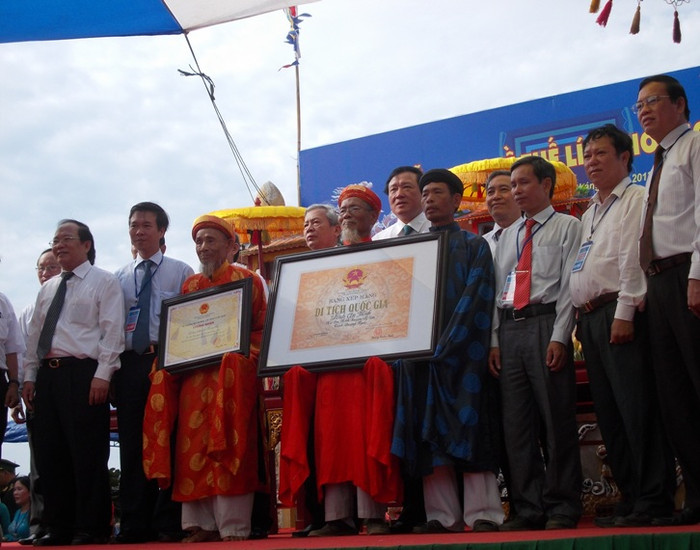 Ông Hoàng Anh Tuấn Bộ trưởng bộ văn hóa thể thao và du lịch trao bằng nhận di tích quốc gia đình làng An Vĩnh và bằng công nhận Lễ hội khao thề thế lính Hoàng Sa là di sản phi vật thể quốc gia cho dân Lý Sơn. Ông Hoàng Anh Tuấn Bộ trưởng bộ văn hóa thể thao và du lịch trao bằng nhận di tích quốc gia đình làng An Vĩnh và bằng công nhận Lễ hội khao thề thế lính Hoàng Sa là di sản phi vật thể quốc gia cho dân Lý Sơn.