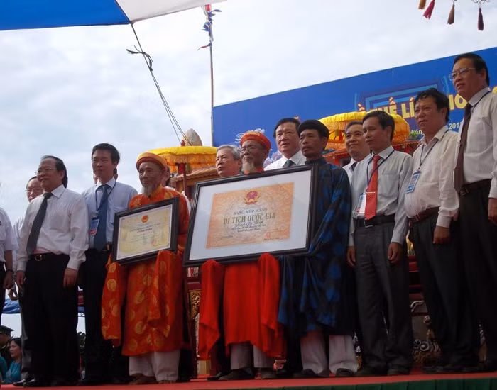 Ông Hoàng Anh Tuấn Bộ trưởng bộ văn hóa thể thao và du lịch trao bằng nhận di tích quốc gia đình làng An Vĩnh và bằng công nhận Lễ hội khao thề thế lính Hoàng Sa là di sản phi vật thể quốc gia cho dân Lý Sơn.