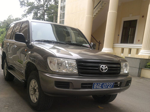 Chiếc ô tô công vụ của ông Trần Khiêu từng bị bà Trần Hồng Ly đập kính vào ngày 7-1 Chiếc ô tô công vụ của ông Trần Khiêu từng bị bà Trần Hồng Ly đập kính vào ngày 7-1