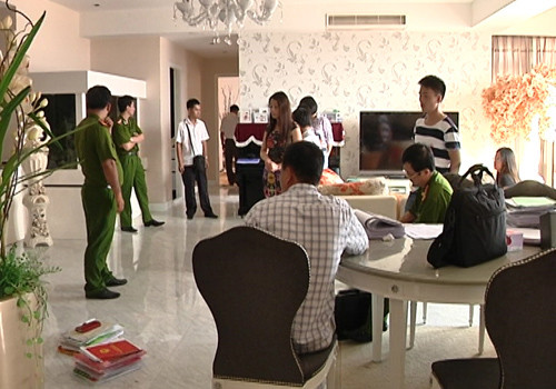 Bà Nga là "Hoa hậu quý bà thành đạt 2009". Bà Nga là "Hoa hậu quý bà thành đạt 2009".