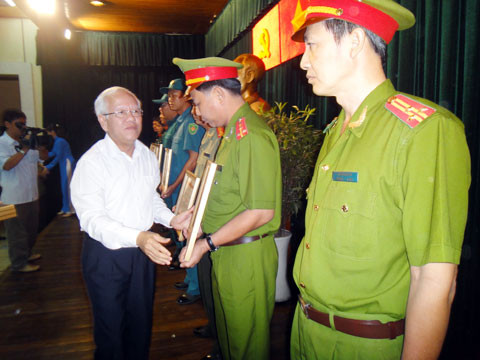 Chủ tịch UBND TP HCM trao bằng khen cho 24 tập thể và 27 cá nhân có thành thích xuất sắc trong tấn công các loại tội phạm dịp Tết Quý Tỵ. Ảnh: Quốc Thắng. Chủ tịch UBND TP HCM trao bằng khen cho 24 tập thể và 27 cá nhân có thành thích xuất sắc trong tấn công các loại tội phạm dịp Tết Quý Tỵ. Ảnh: Quốc Thắng.