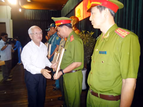 Chủ tịch UBND TP HCM trao bằng khen cho 24 tập thể và 27 cá nhân có thành thích xuất sắc trong tấn công các loại tội phạm dịp Tết Quý Tỵ. Ảnh: Quốc Thắng.