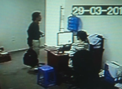 Sau một hồi loanh quanh ngoài hành lang, tên trộm xô cửa bước vào một phòng khác thì gặp một nhân viên,giả vờ nhầm phòng và đi ra. Sau một hồi loanh quanh ngoài hành lang, tên trộm xô cửa bước vào một phòng khác thì gặp một nhân viên,giả vờ nhầm phòng và đi ra.