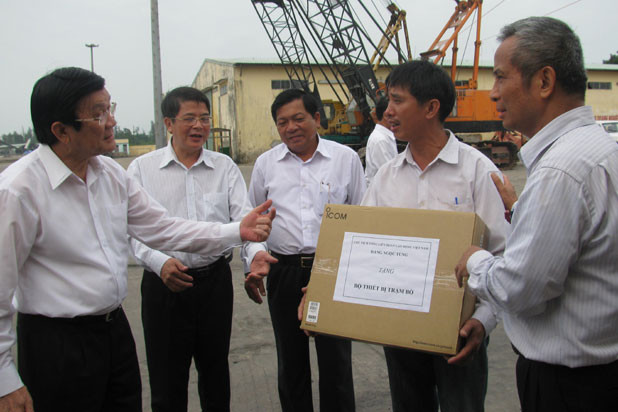 Chủ tịch Tổng LĐLĐ Việt Nam Đặng Ngọc Tùng trao tặng bộ Icom cho bà con ngư dân.