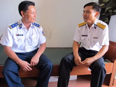 Trung tá Phan Duy Cường đã rất bất ngờ sau 7 năm gặp lại đồng đội cũ, trung úy Dương Văn Đắc, Chính trị viên của tàu Trường Sa 20, trực chốt tại đảo Sinh Tồn Đông. Trước đó, trung tá Cường là thuyền trưởng tàu 2008 của Vùng Cảnh sát biển 1, còn Đắc là cấp dưới.